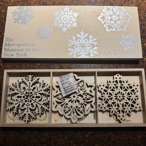 Metropolitan Museum of Art NY Wood Snowflake Ornament Set of 9 in Original Box - Picture 3 of 4